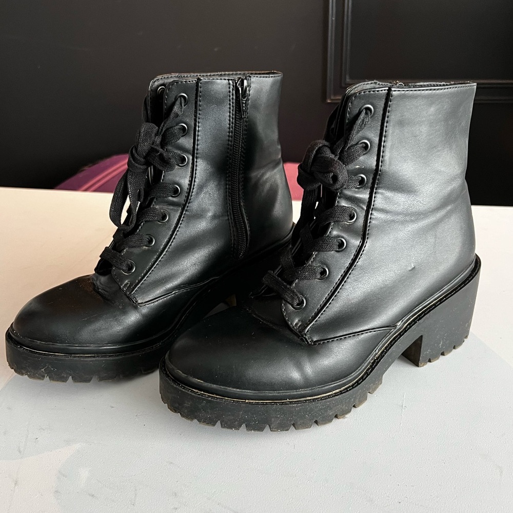 Universal thread combat boots